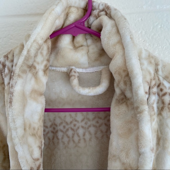 Fluffy Robe - Picture 2 of 6